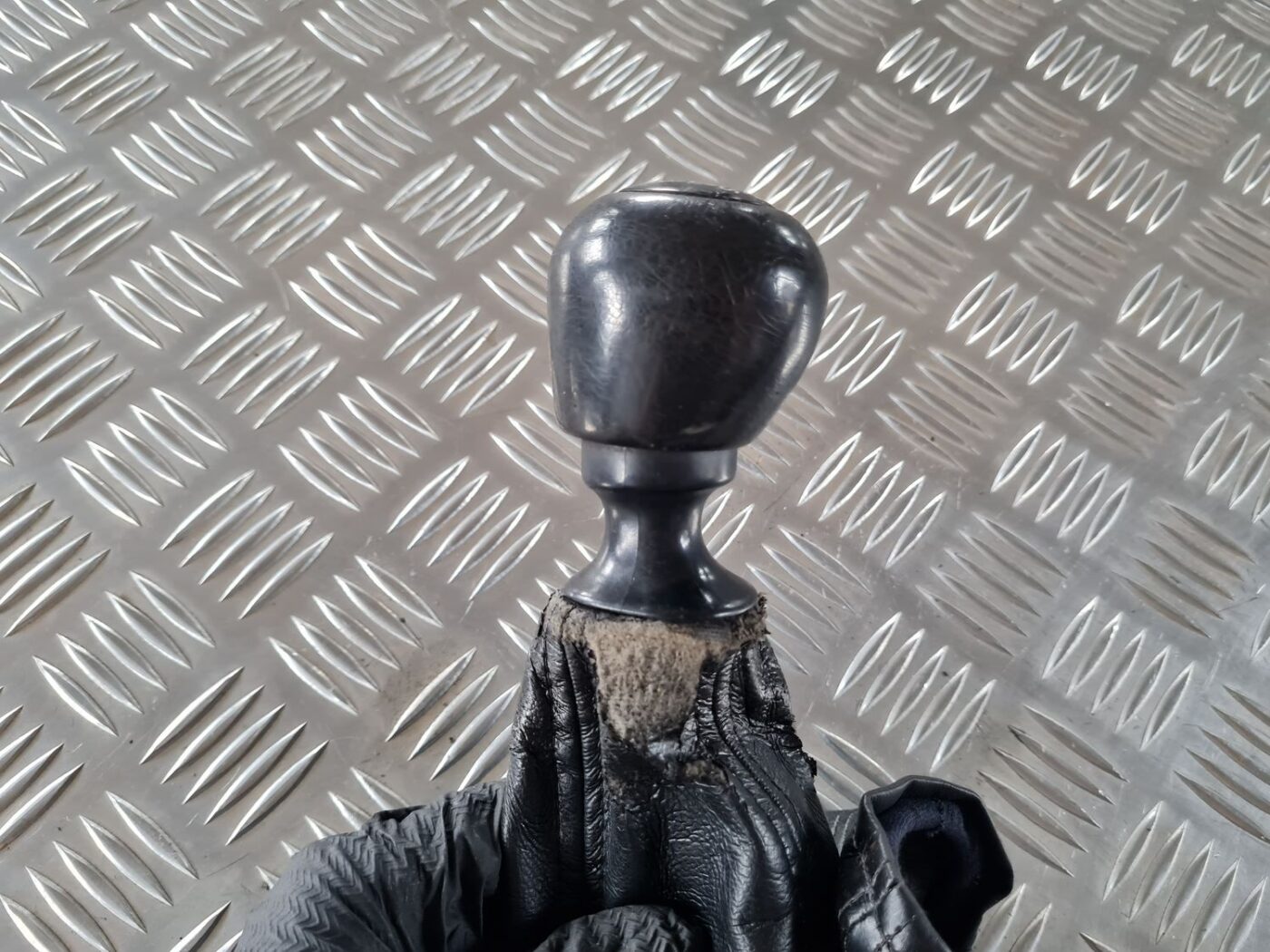 Pārnesumu pārslēgšanas kloķa uzgalis priekš SAAB 9-5 1999 2 Pārnesumu pārslēgšanas kloķa uzgalis priekš SAAB 9-5 1999