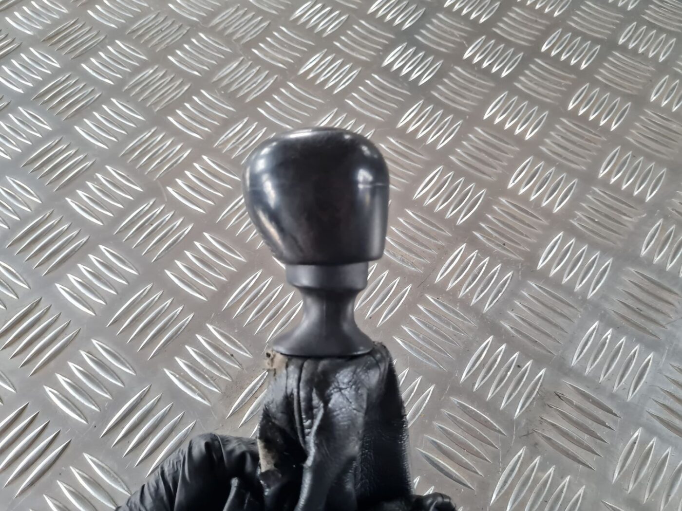 Pārnesumu pārslēgšanas kloķa uzgalis priekš SAAB 9-5 1999 4 Pārnesumu pārslēgšanas kloķa uzgalis priekš SAAB 9-5 1999