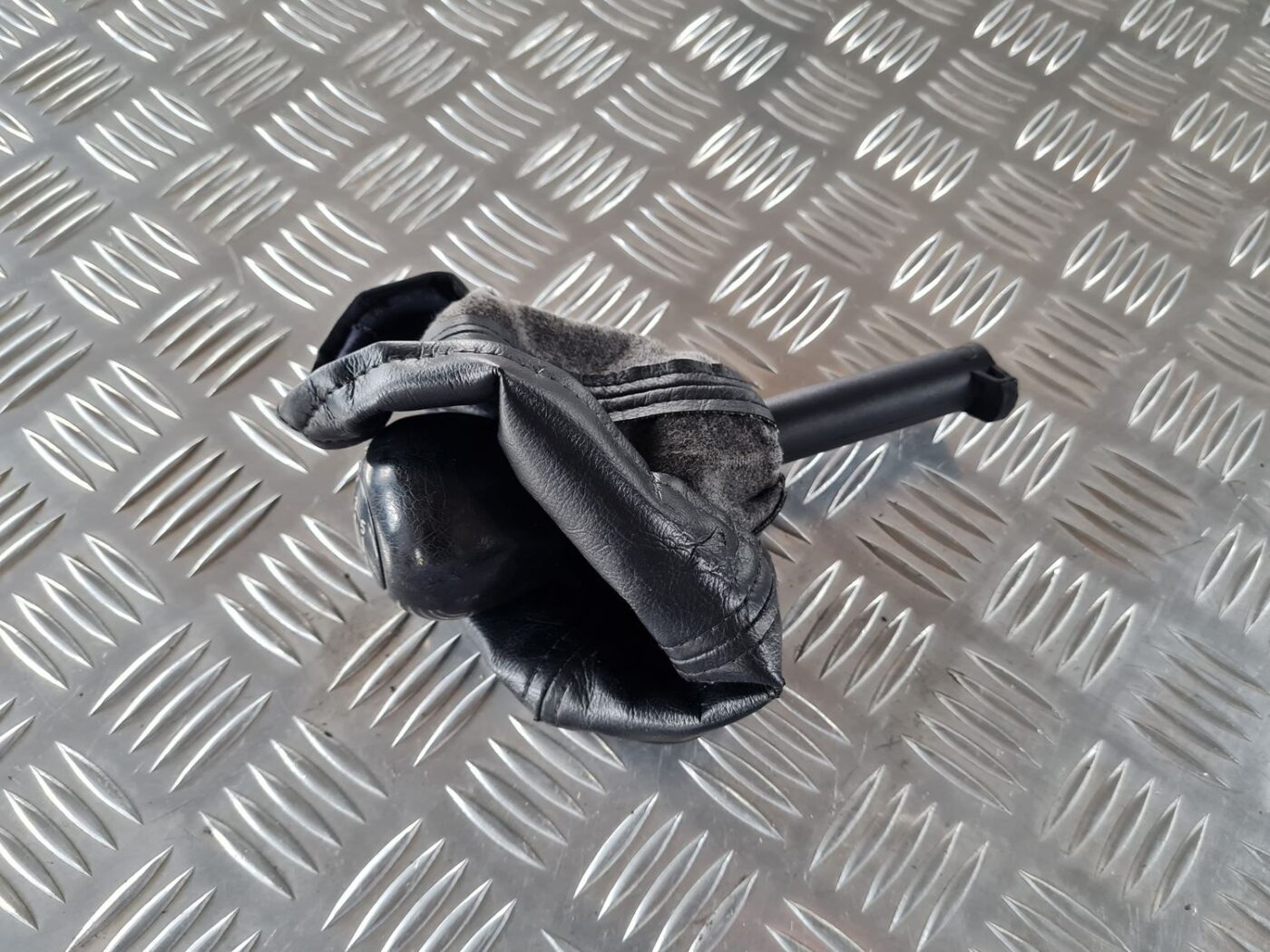 Pārnesumu pārslēgšanas kloķa uzgalis priekš SAAB 9-5 1999 3 Pārnesumu pārslēgšanas kloķa uzgalis priekš SAAB 9-5 1999