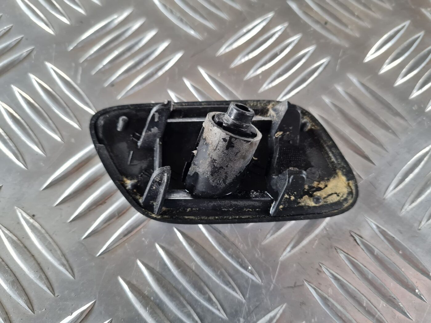 Lukturu mazgātāja sprauslas vāks priekš SAAB 9-5 1999 2 Lukturu mazgātāja sprauslas vāks priekš SAAB 9-5 1999