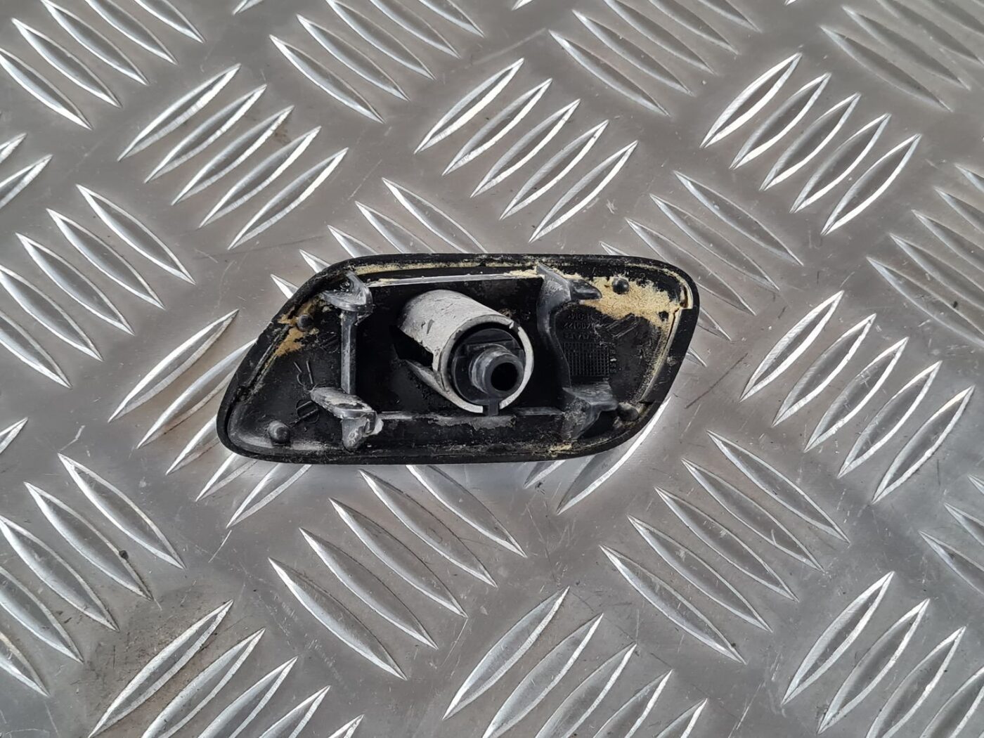 Lukturu mazgātāja sprauslas vāks priekš SAAB 9-5 1999 2 Lukturu mazgātāja sprauslas vāks priekš SAAB 9-5 1999