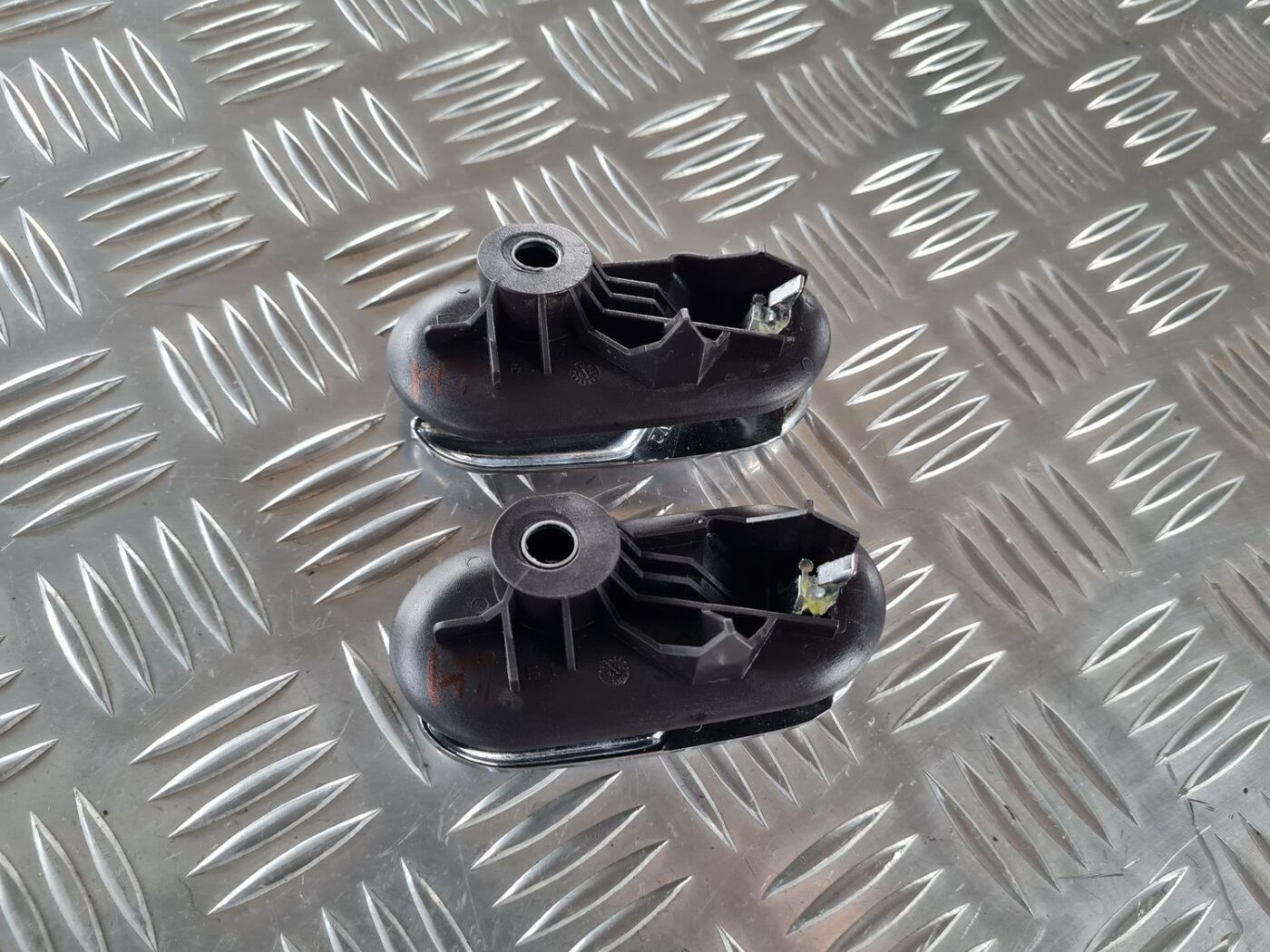 Salona durvju rokturis priekš SAAB 9-5 1999 5 Salona durvju rokturis priekš SAAB 9-5 1999