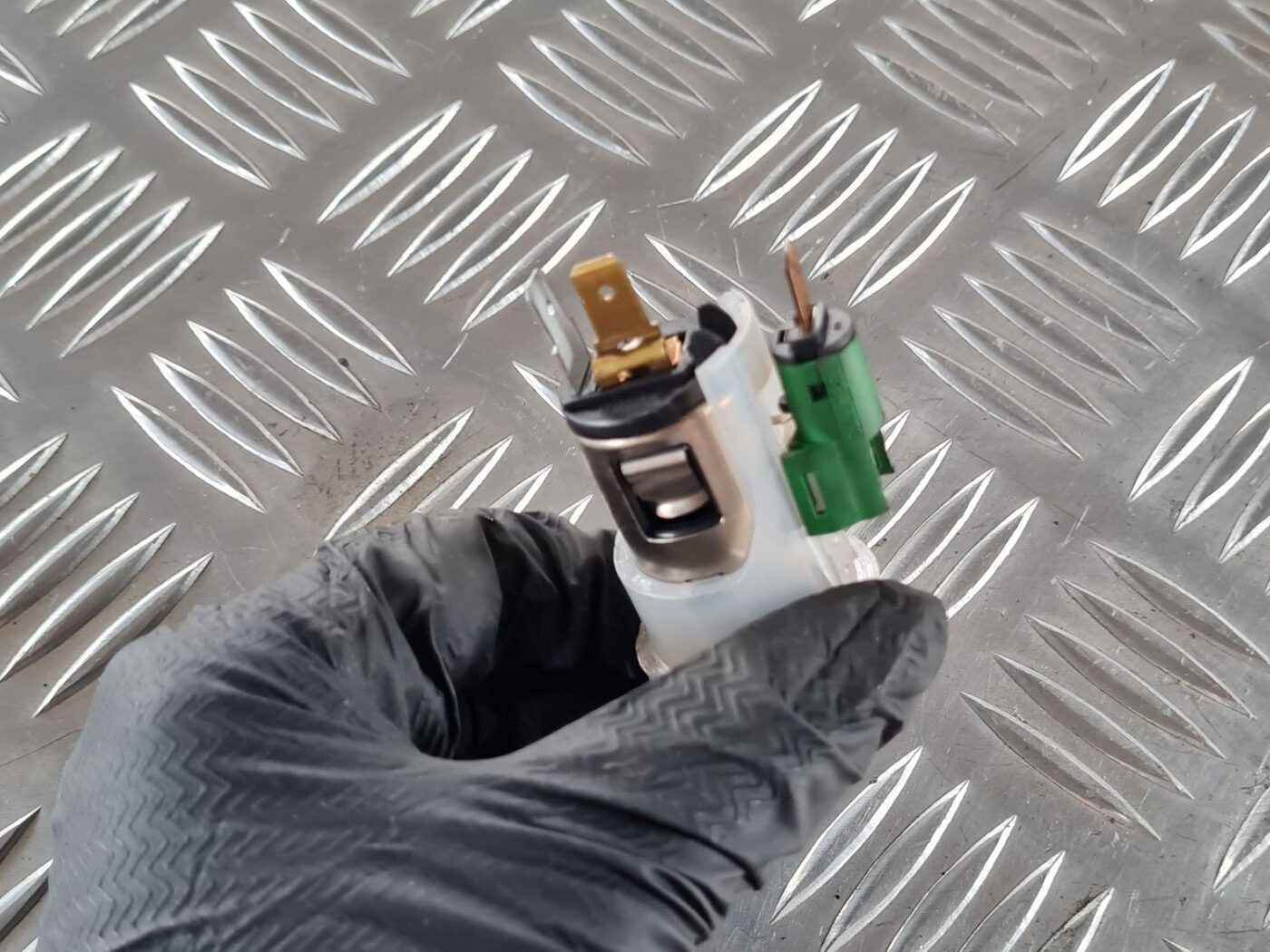 Cigarešu aizdedzināmais priekš SAAB 9-5 1999 2 Cigarešu aizdedzināmais priekš SAAB 9-5 1999