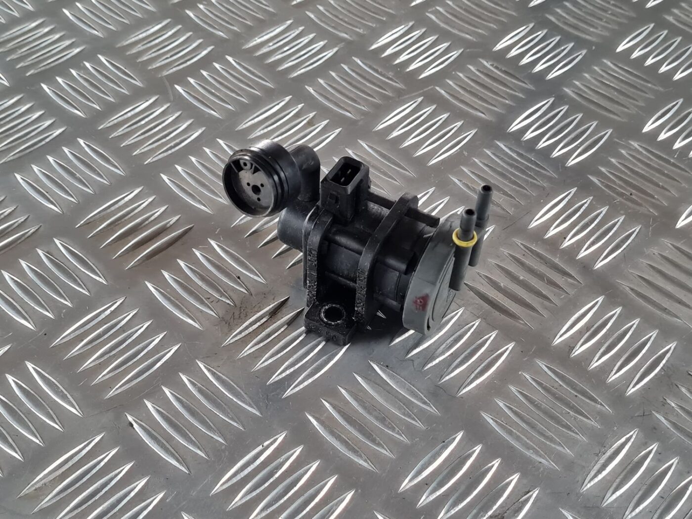 Izplūdes solenoīda vārsts priekš SAAB 9-5 1999 1 Izplūdes solenoīda vārsts priekš SAAB 9-5 1999