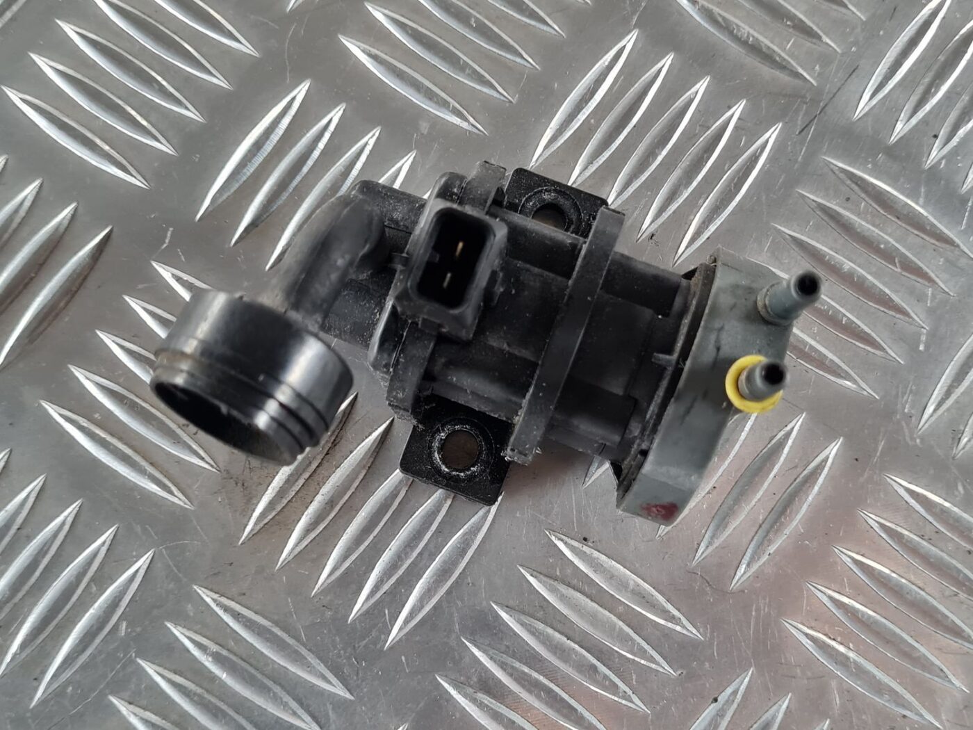 Izplūdes solenoīda vārsts priekš SAAB 9-5 1999 2 Izplūdes solenoīda vārsts priekš SAAB 9-5 1999