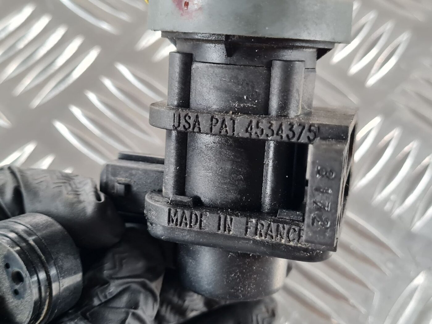 Izplūdes solenoīda vārsts priekš SAAB 9-5 1999 6 Izplūdes solenoīda vārsts priekš SAAB 9-5 1999