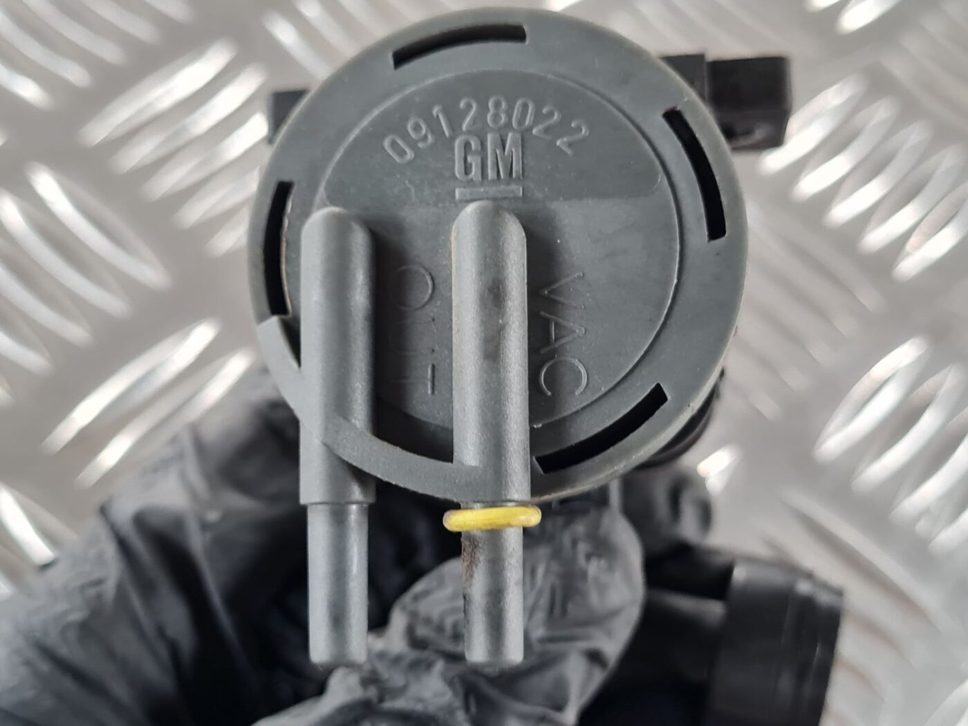 Izplūdes solenoīda vārsts priekš SAAB 9-5 1999 5 Izplūdes solenoīda vārsts priekš SAAB 9-5 1999