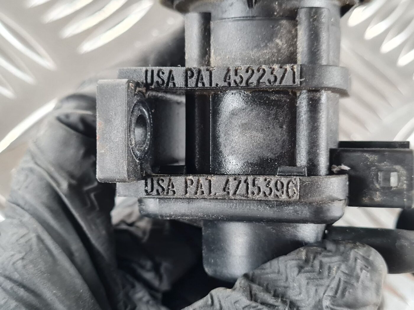 Izplūdes solenoīda vārsts priekš SAAB 9-5 1999 4 Izplūdes solenoīda vārsts priekš SAAB 9-5 1999