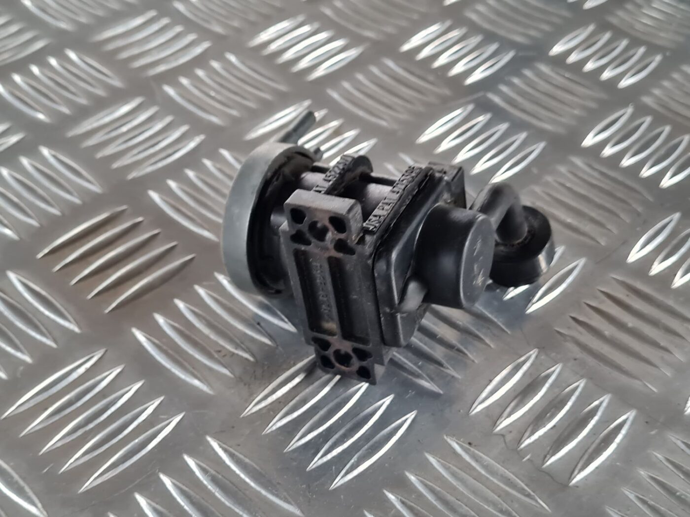 Izplūdes solenoīda vārsts priekš SAAB 9-5 1999 3 Izplūdes solenoīda vārsts priekš SAAB 9-5 1999