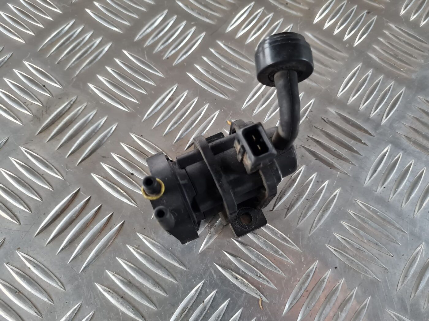 Solenoīda vakuuma vārsts priekš SAAB 9-5 1999 2 Solenoīda vakuuma vārsts priekš SAAB 9-5 1999