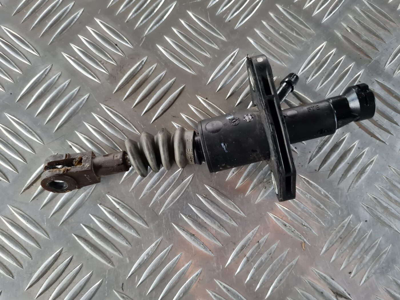 Sajūga galvenais cilindrs priekš SAAB 9-5 1999 2 Sajūga galvenais cilindrs priekš SAAB 9-5 1999