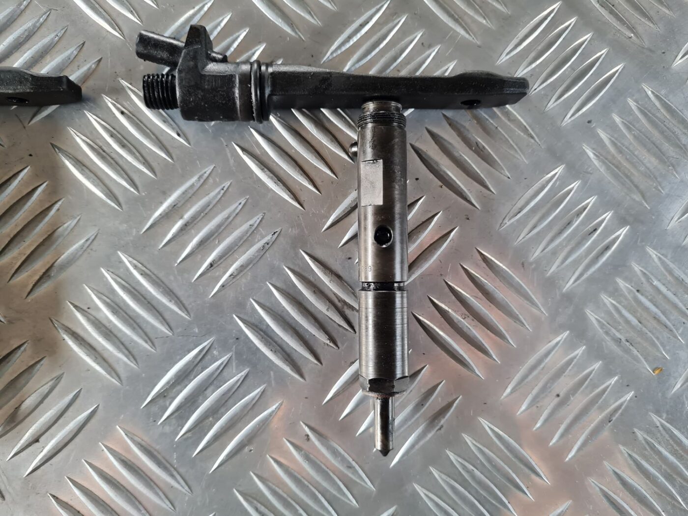 Degvielas smidzinātājs priekš SAAB 9-5 1999 2 Degvielas smidzinātājs priekš SAAB 9-5 1999