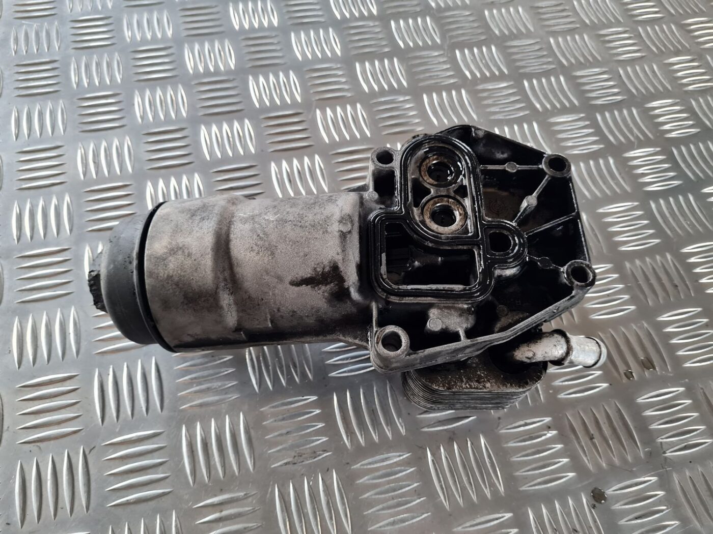 Eļļas filtra turētājs/dzesētājs priekš SAAB 9-5 1999 3 Eļļas filtra turētājs/dzesētājs priekš SAAB 9-5 1999