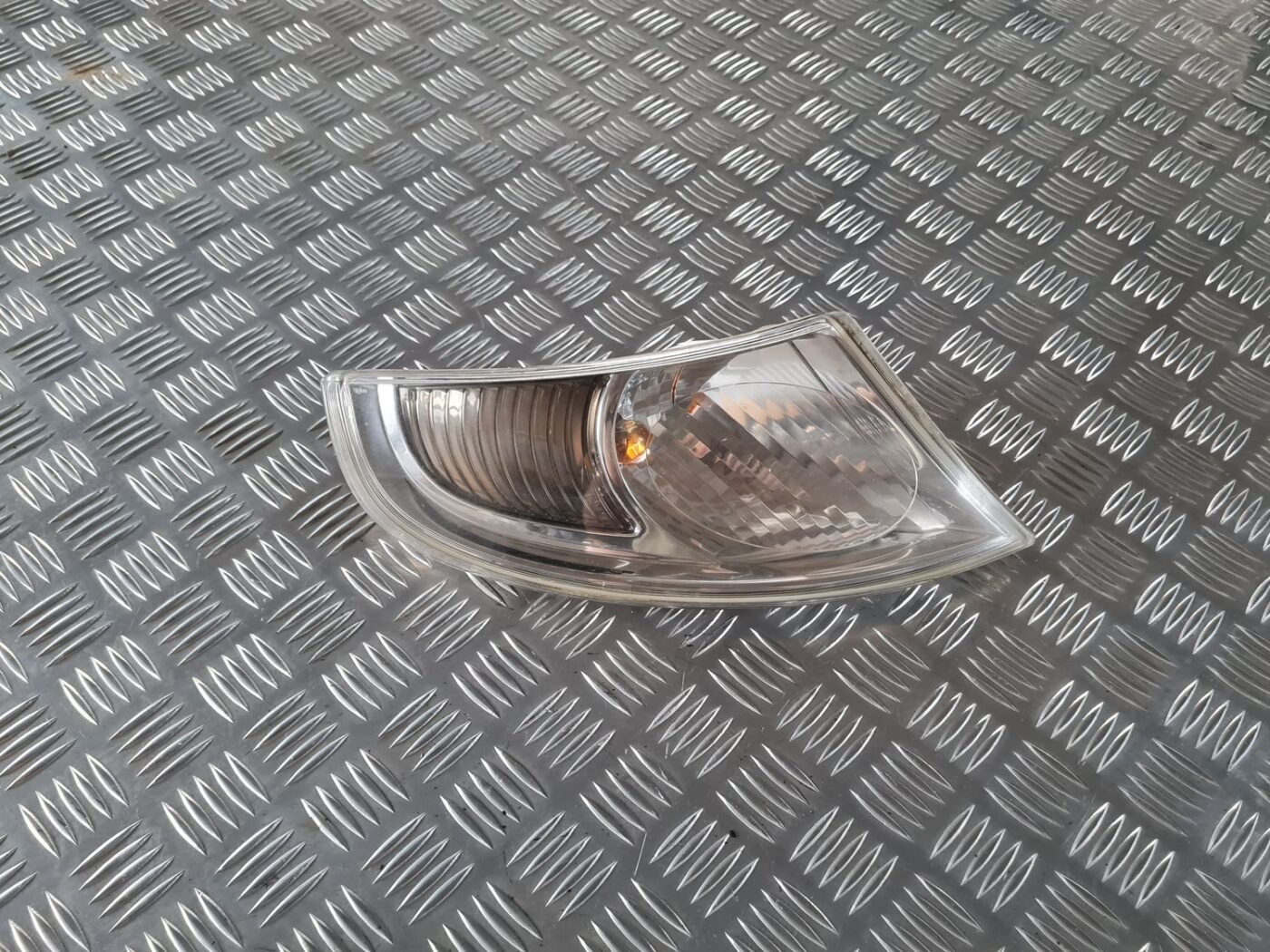 Pagrieziena signala lukturis priekš SAAB 9-5 1999 1 Pagrieziena signala lukturis priekš SAAB 9-5 1999