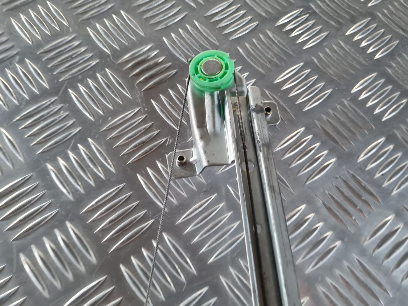 Stikla pacelšanas mehānisms aizmugurējais labais priekš SAAB 9-5 1999 4 Stikla pacelšanas mehānisms aizmugurējais labais priekš SAAB 9-5 1999