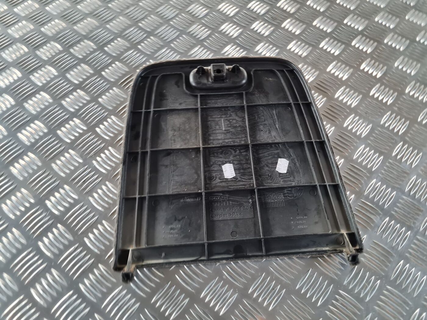 Bagāžnieka nodalījuma sānu apdares lūka priekš SAAB 9-5 1999 2 Bagāžnieka nodalījuma sānu apdares lūka priekš SAAB 9-5 1999