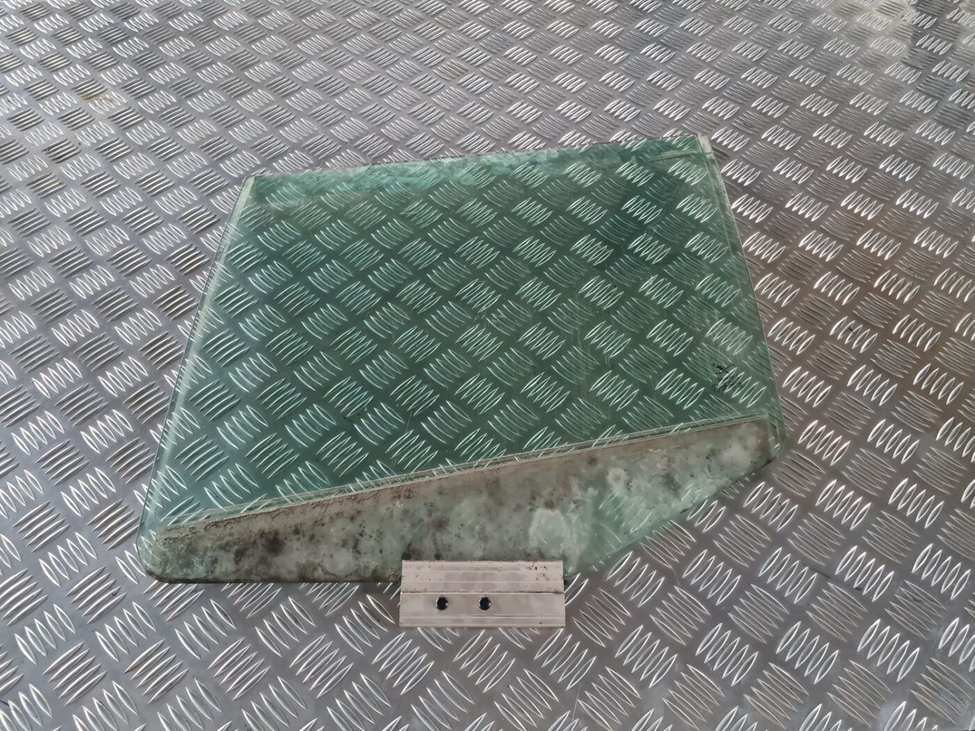 Aizmugurējo kreiso durvju stikls priekš SAAB 9-5 1999 1 Aizmugurējo kreiso durvju stikls priekš SAAB 9-5 1999