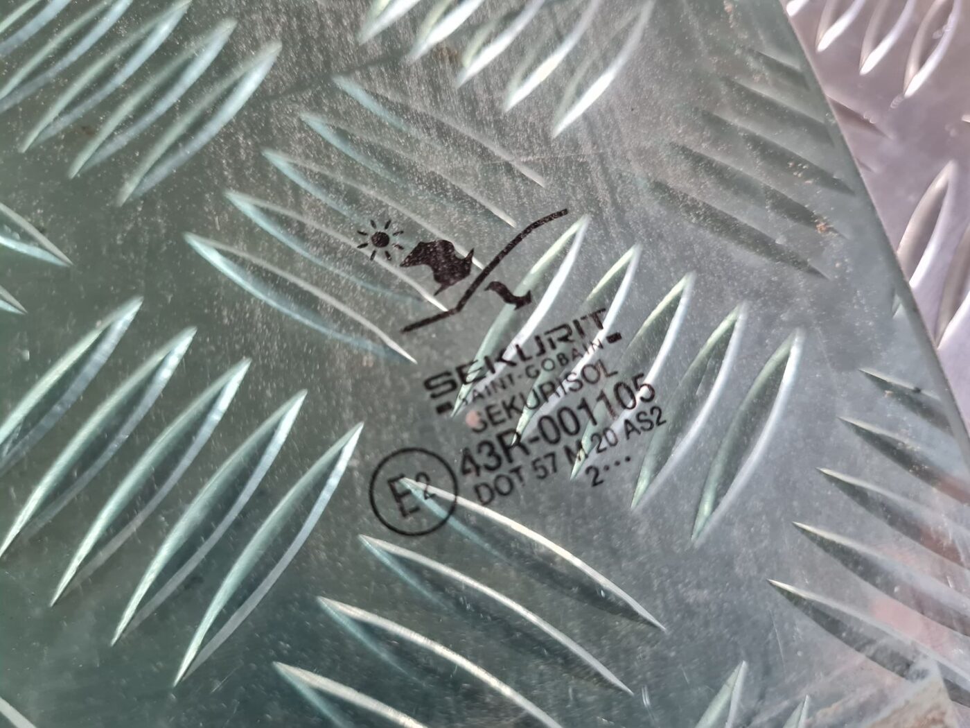 Aizmugurējo kreiso durvju stikls priekš SAAB 9-5 1999 2 Aizmugurējo kreiso durvju stikls priekš SAAB 9-5 1999