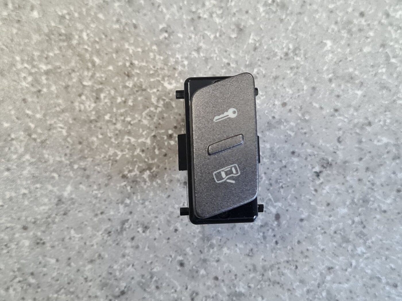 Atvēršanas/aizvēršanas poga priekš VW PHAETON 2003 2 Atvēršanas/aizvēršanas poga priekš VW PHAETON 2003