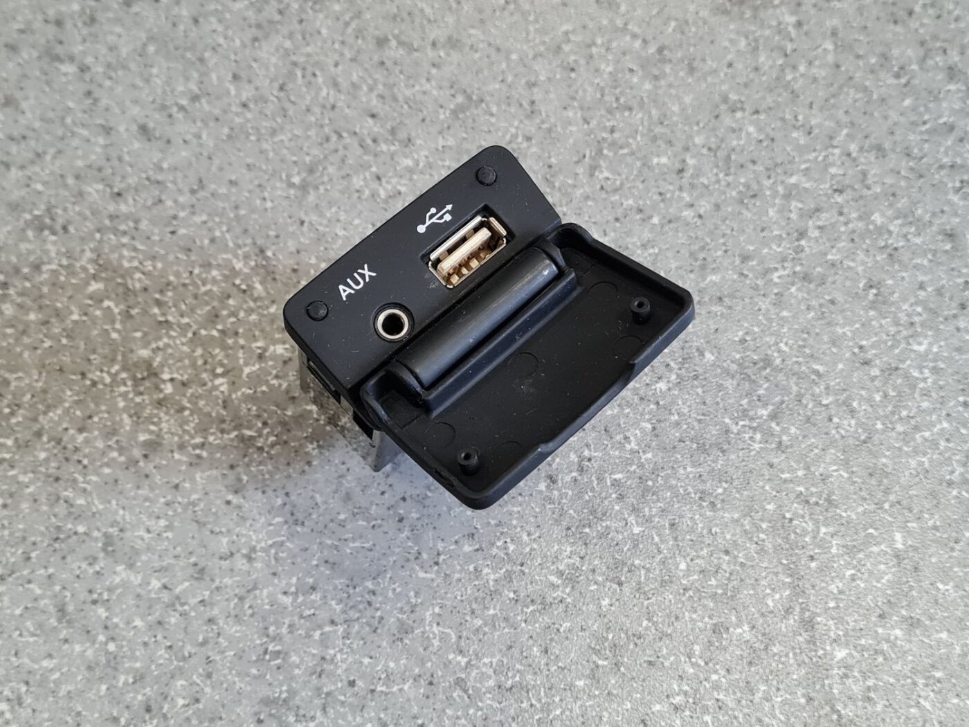 USB/AUX adapteris priekš KIA CEED 2007 2 USB/AUX adapteris priekš KIA CEED 2007