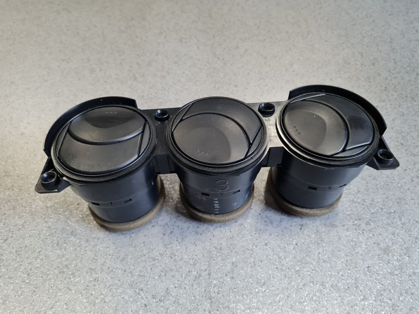 Mērinstrumentu paneļa gaisa vads, centrā priekš MAZDA 6 2006 2 Mērinstrumentu paneļa gaisa vads, centrā priekš MAZDA 6 2006