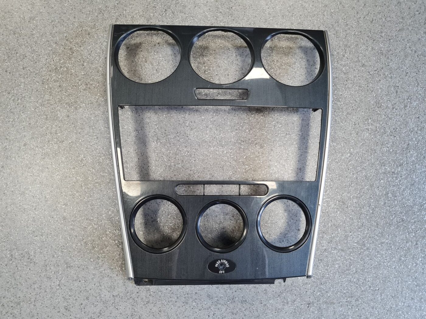 Mērinstrumentu paneļa dekoratīvais rāmis priekš MAZDA 6 2006 2 Mērinstrumentu paneļa dekoratīvais rāmis priekš MAZDA 6 2006