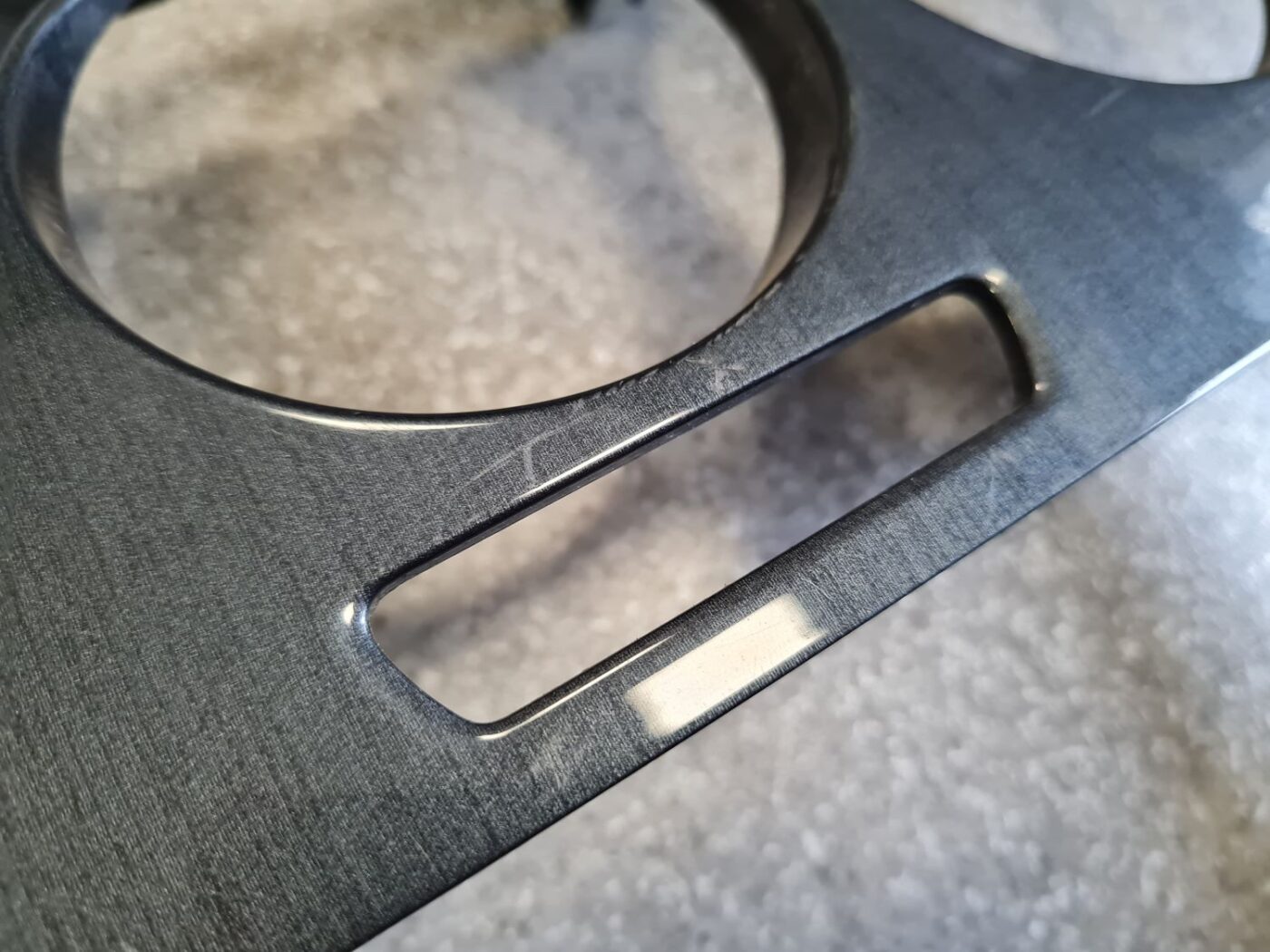 Mērinstrumentu paneļa dekoratīvais rāmis priekš MAZDA 6 2006 13 Mērinstrumentu paneļa dekoratīvais rāmis priekš MAZDA 6 2006