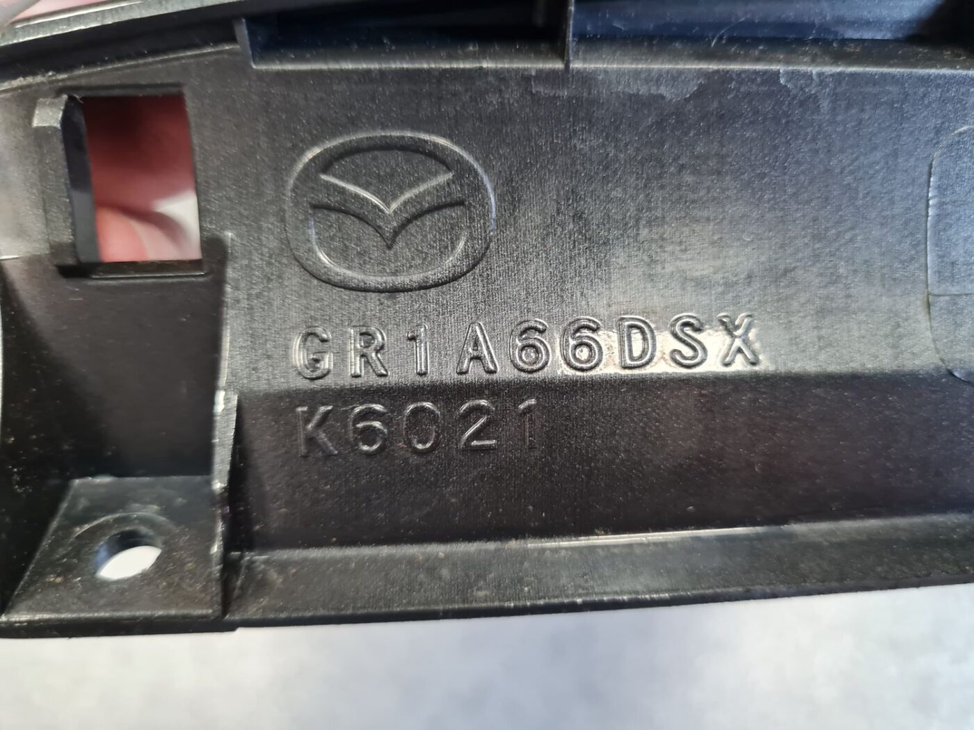 Mērinstrumentu paneļa dekoratīvais rāmis priekš MAZDA 6 2006 11 Mērinstrumentu paneļa dekoratīvais rāmis priekš MAZDA 6 2006