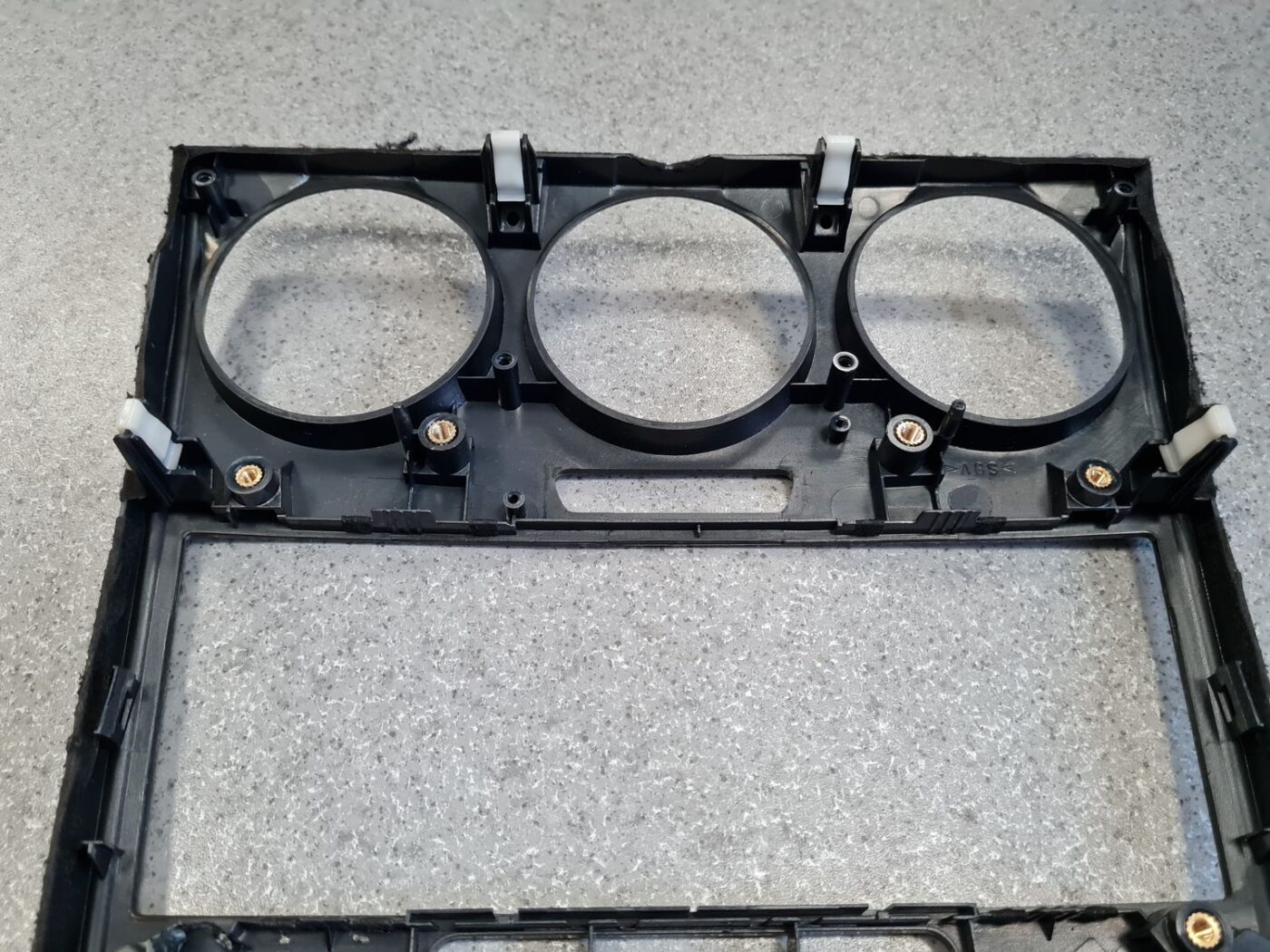 Mērinstrumentu paneļa dekoratīvais rāmis priekš MAZDA 6 2006 9 Mērinstrumentu paneļa dekoratīvais rāmis priekš MAZDA 6 2006