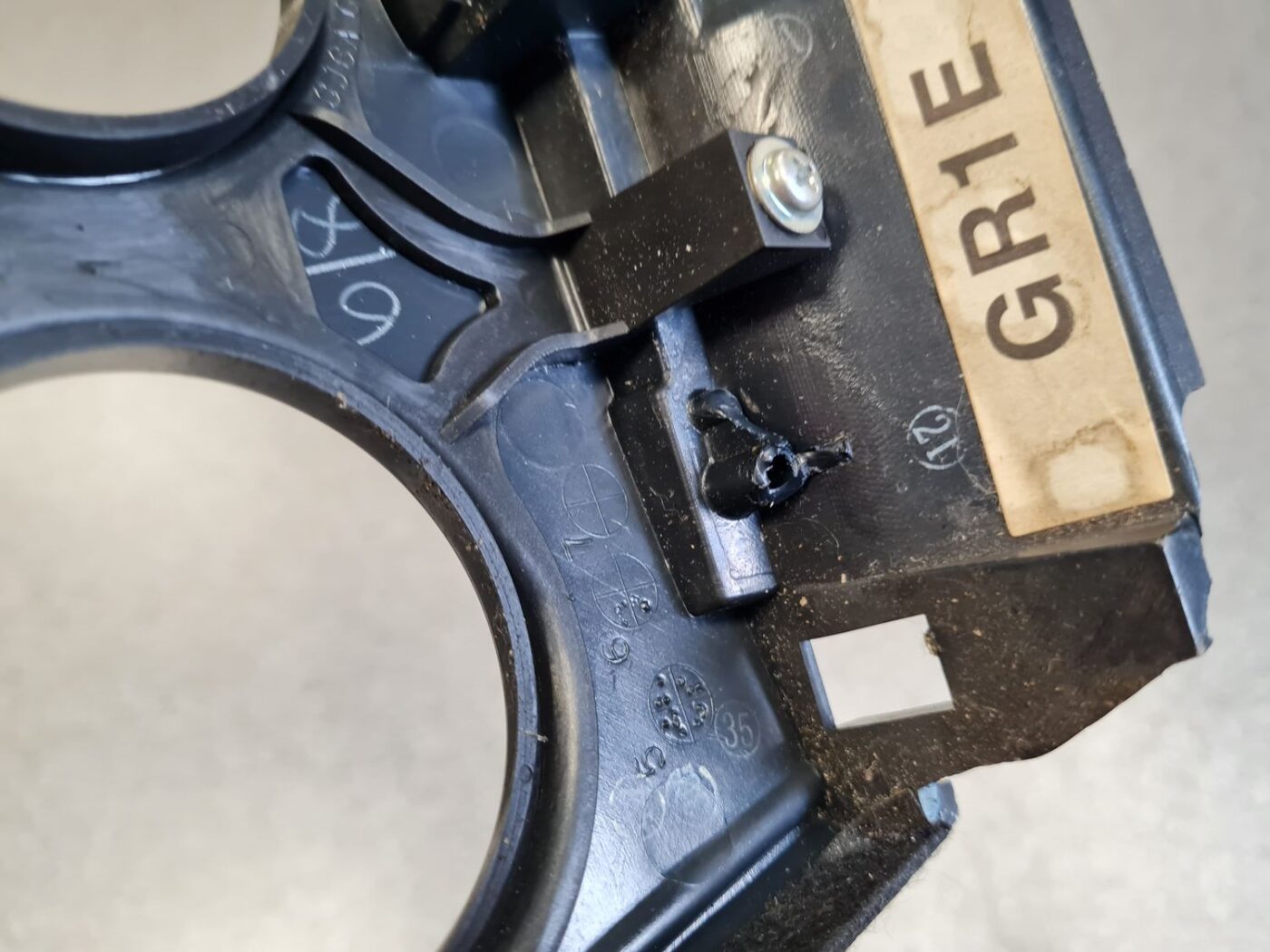 Mērinstrumentu paneļa dekoratīvais rāmis priekš MAZDA 6 2006 6 Mērinstrumentu paneļa dekoratīvais rāmis priekš MAZDA 6 2006