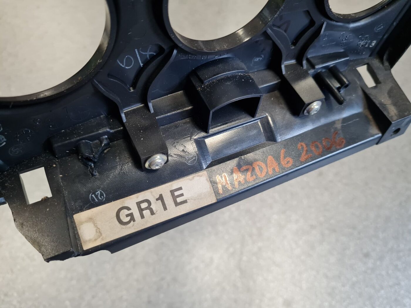 Mērinstrumentu paneļa dekoratīvais rāmis priekš MAZDA 6 2006 5 Mērinstrumentu paneļa dekoratīvais rāmis priekš MAZDA 6 2006