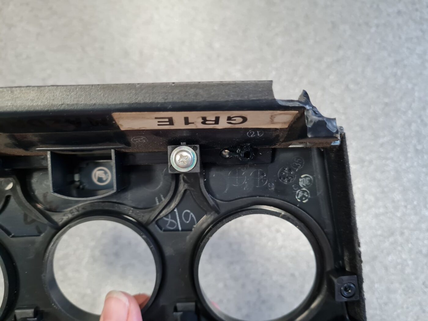 Mērinstrumentu paneļa dekoratīvais rāmis priekš MAZDA 6 2006 3 Mērinstrumentu paneļa dekoratīvais rāmis priekš MAZDA 6 2006