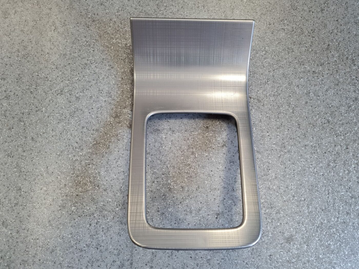 Dekoratīvs rāmis pārnesumu selektoram priekš VOLVO S80 2007 GREY 2 Dekoratīvs rāmis pārnesumu selektoram priekš VOLVO S80 2007 GREY