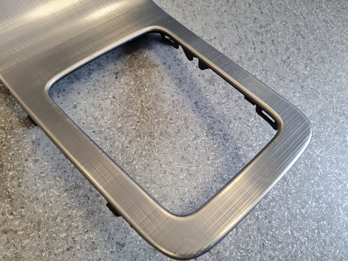 Dekoratīvs rāmis pārnesumu selektoram priekš VOLVO S80 2007 GREY 6 Dekoratīvs rāmis pārnesumu selektoram priekš VOLVO S80 2007 GREY