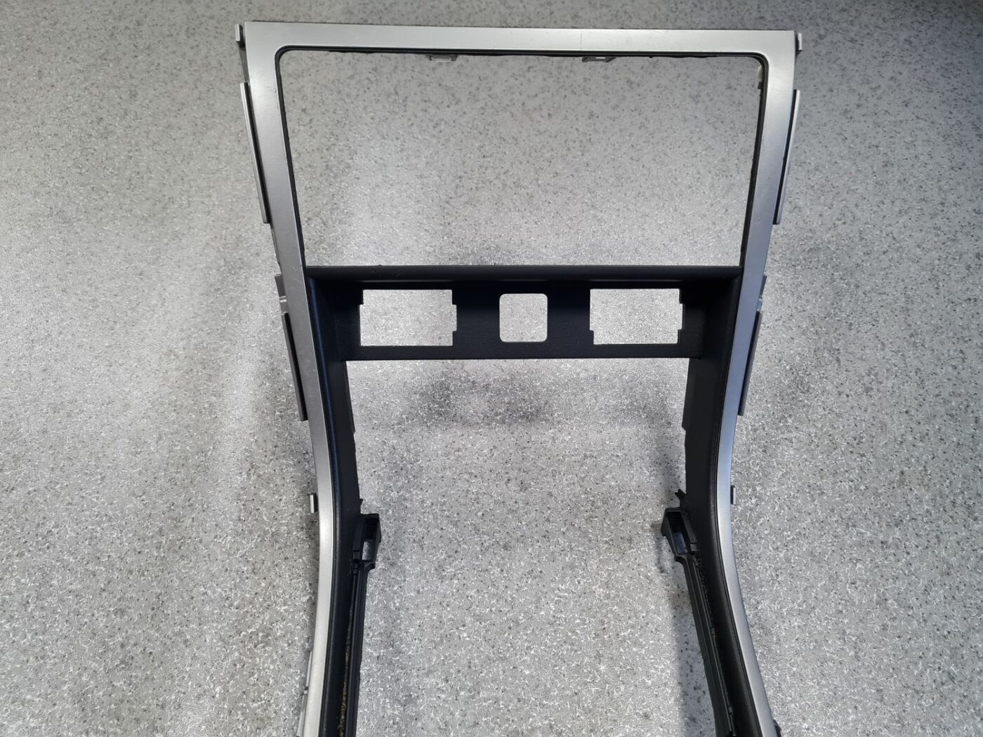 Centrālās konsoles dekoratīvais rāmis priekš MAZDA 6 2008 11 Centrālās konsoles dekoratīvais rāmis priekš MAZDA 6 2008