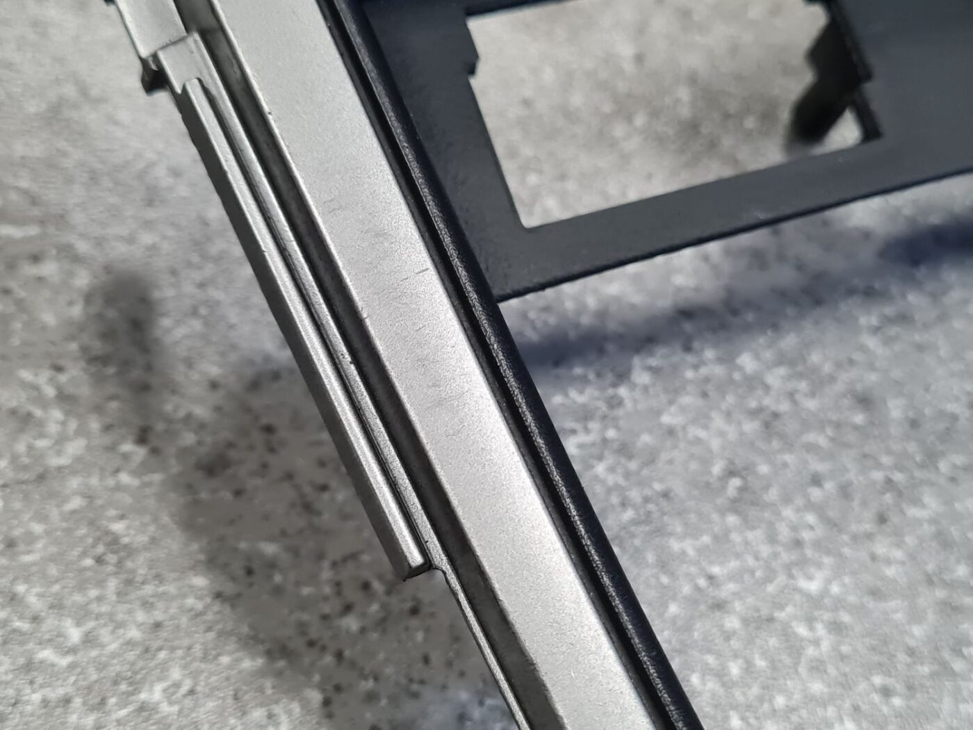 Centrālās konsoles dekoratīvais rāmis priekš MAZDA 6 2008 10 Centrālās konsoles dekoratīvais rāmis priekš MAZDA 6 2008