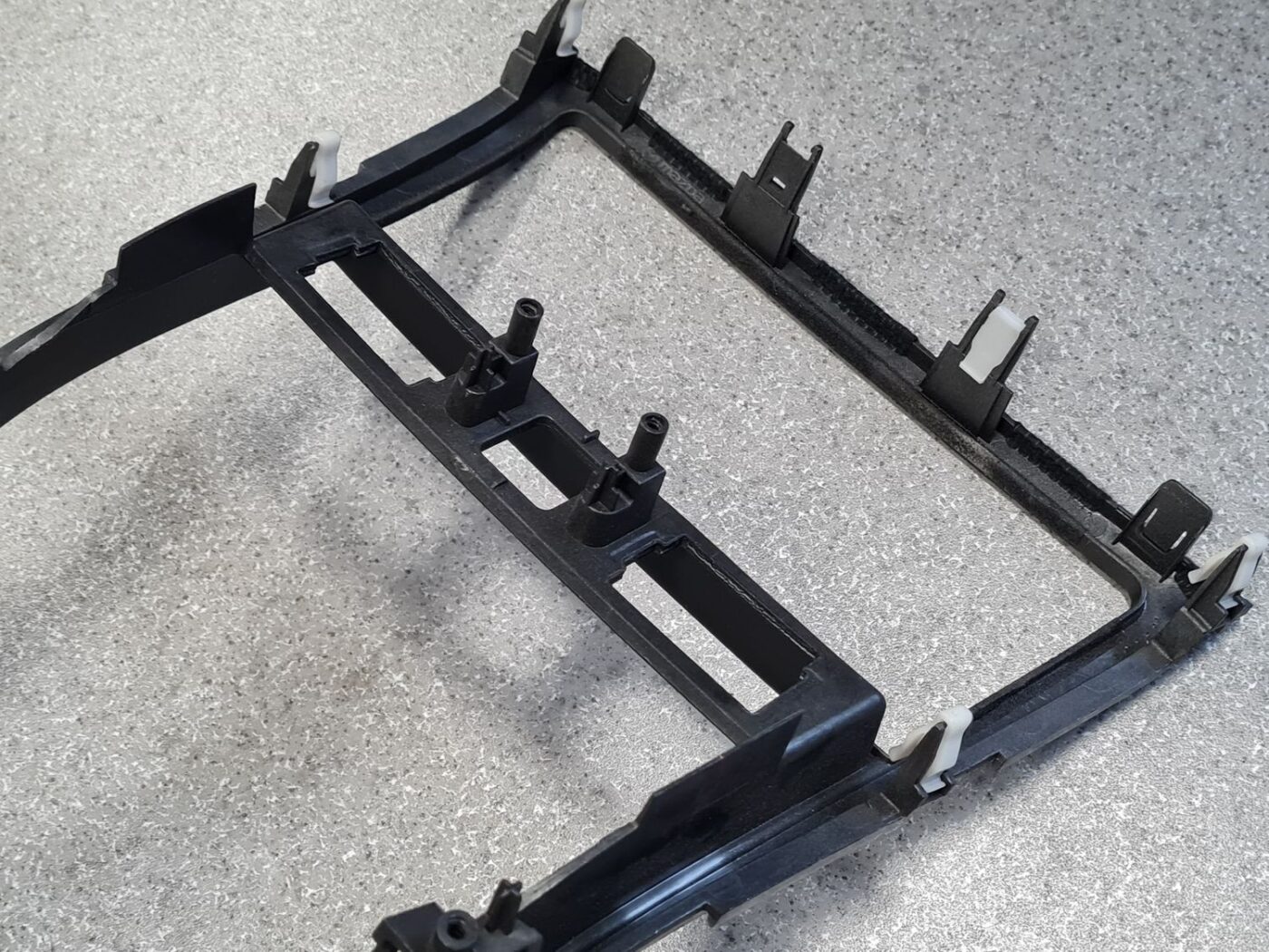 Centrālās konsoles dekoratīvais rāmis priekš MAZDA 6 2008 6 Centrālās konsoles dekoratīvais rāmis priekš MAZDA 6 2008