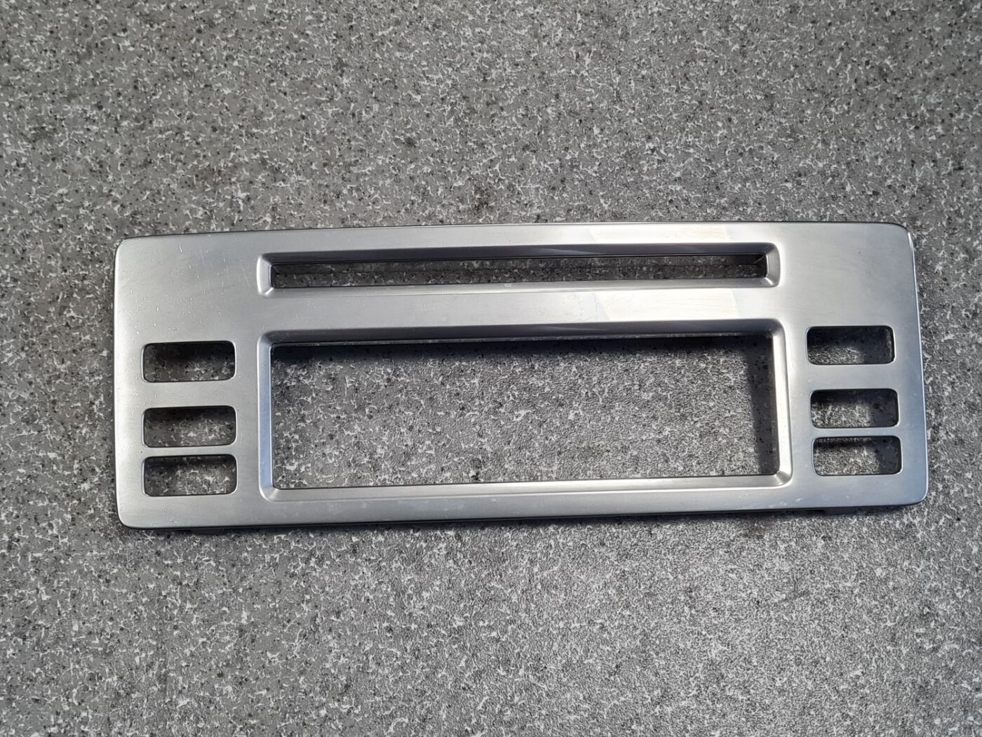 Automašīnas radio dekoratīva uzlika priekš VOLVO V70 2009 2 Automašīnas radio dekoratīva uzlika priekš VOLVO V70 2009