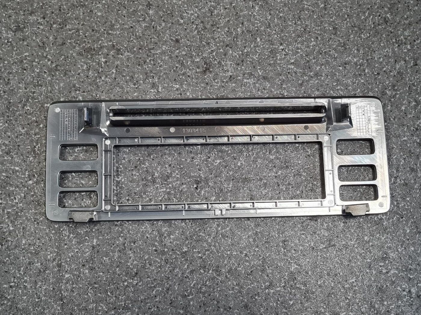 Automašīnas radio dekoratīva uzlika priekš VOLVO V70 2009 4 Automašīnas radio dekoratīva uzlika priekš VOLVO V70 2009