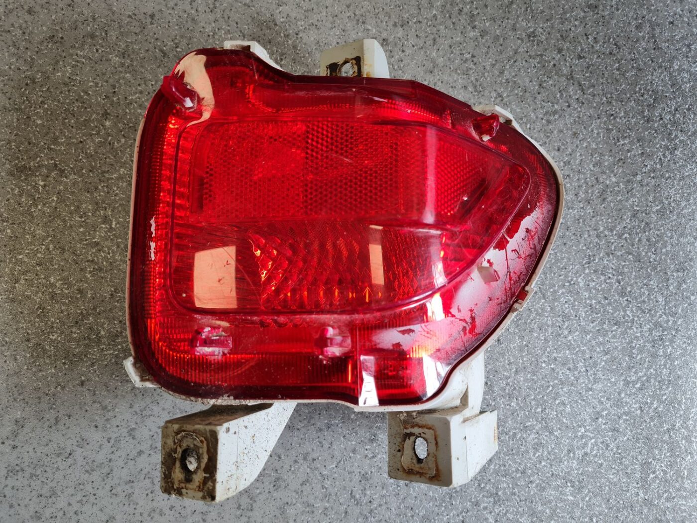 Miglas lukturis aizmugurē labā pusē priekš TOYOTA RAV 4 2006 2 Miglas lukturis aizmugurē labā pusē priekš TOYOTA RAV 4 2006