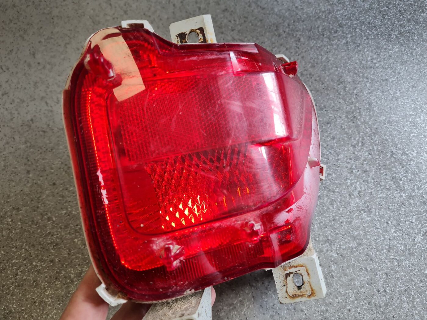 Miglas lukturis aizmugurē labā pusē priekš TOYOTA RAV 4 2006 8 Miglas lukturis aizmugurē labā pusē priekš TOYOTA RAV 4 2006