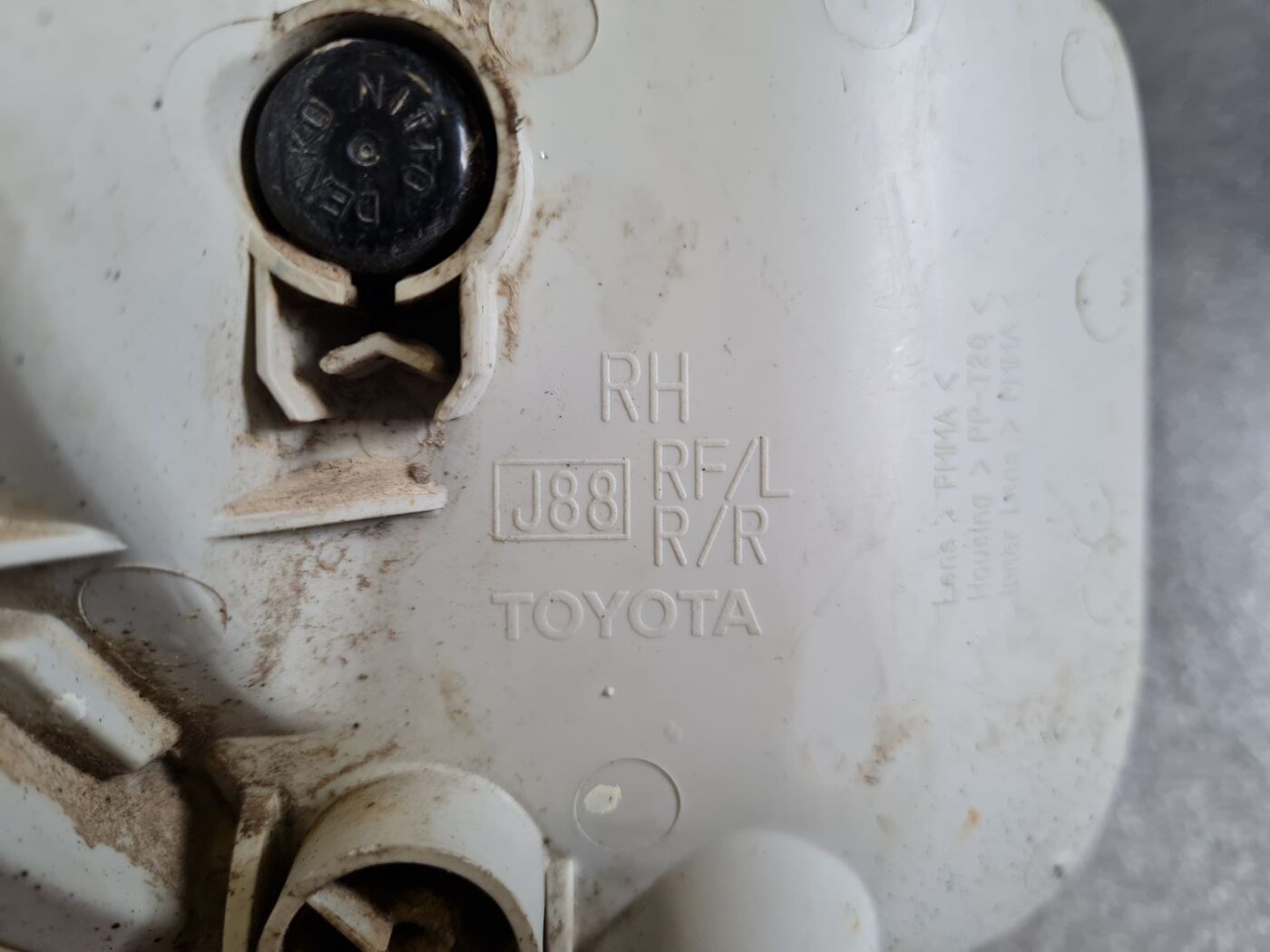 Miglas lukturis aizmugurē labā pusē priekš TOYOTA RAV 4 2006 3 Miglas lukturis aizmugurē labā pusē priekš TOYOTA RAV 4 2006