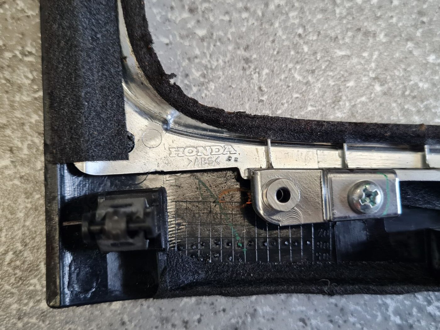 Dekoratīvs rāmis pārnesumu selektoram priekš HONDA ACCORD 2007 YR562P 4 Dekoratīvs rāmis pārnesumu selektoram priekš HONDA ACCORD 2007 YR562P