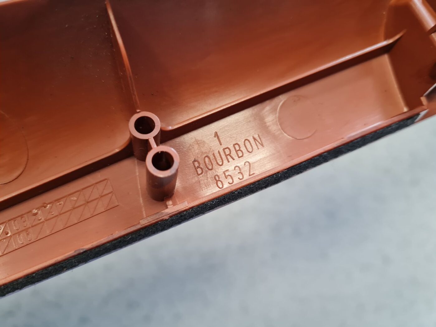 Mērinstrumentu paneļa dekoratīvā uzlika priekš TOYOTA AVENSIS 2004 4 Mērinstrumentu paneļa dekoratīvā uzlika priekš TOYOTA AVENSIS 2004