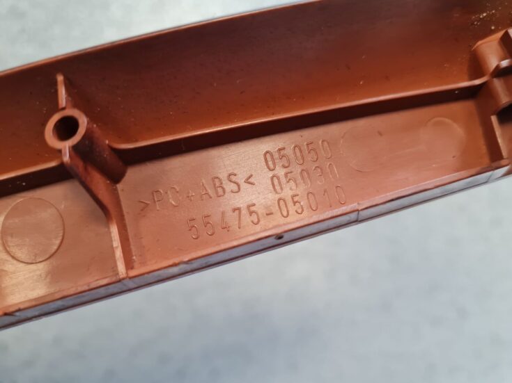 Mērinstrumentu paneļa dekoratīvā uzlika priekš TOYOTA AVENSIS 2004