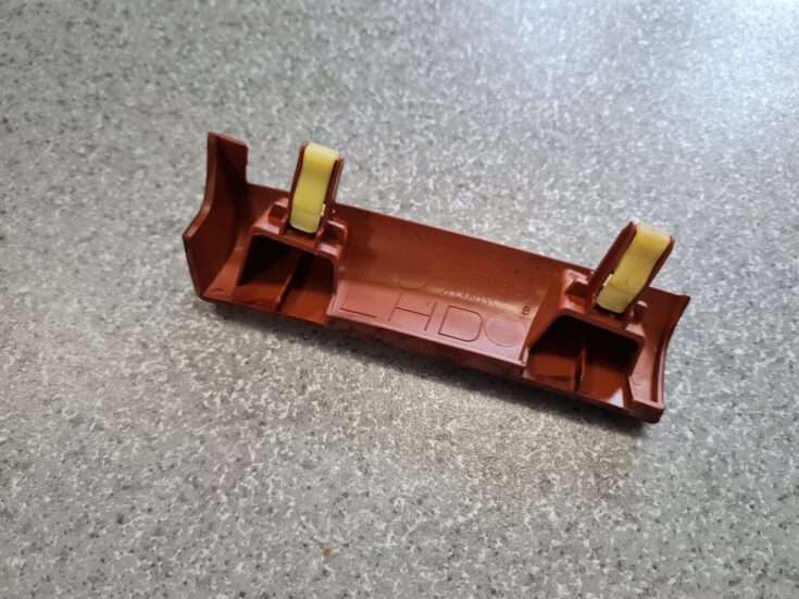 Mērinstrumentu paneļa dekoratīvā uzlika priekš TOYOTA AVENSIS 2004