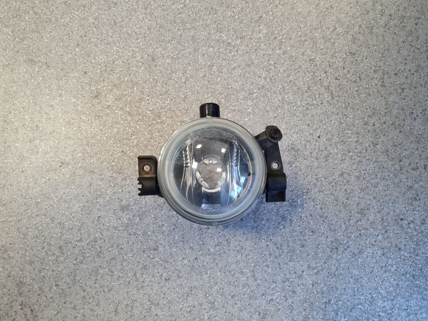 Miglas lukturis priekšā labajā pusē priekš FORD KUGA 2008-2013 1 Miglas lukturis priekšā labajā pusē priekš FORD KUGA 2008-2013