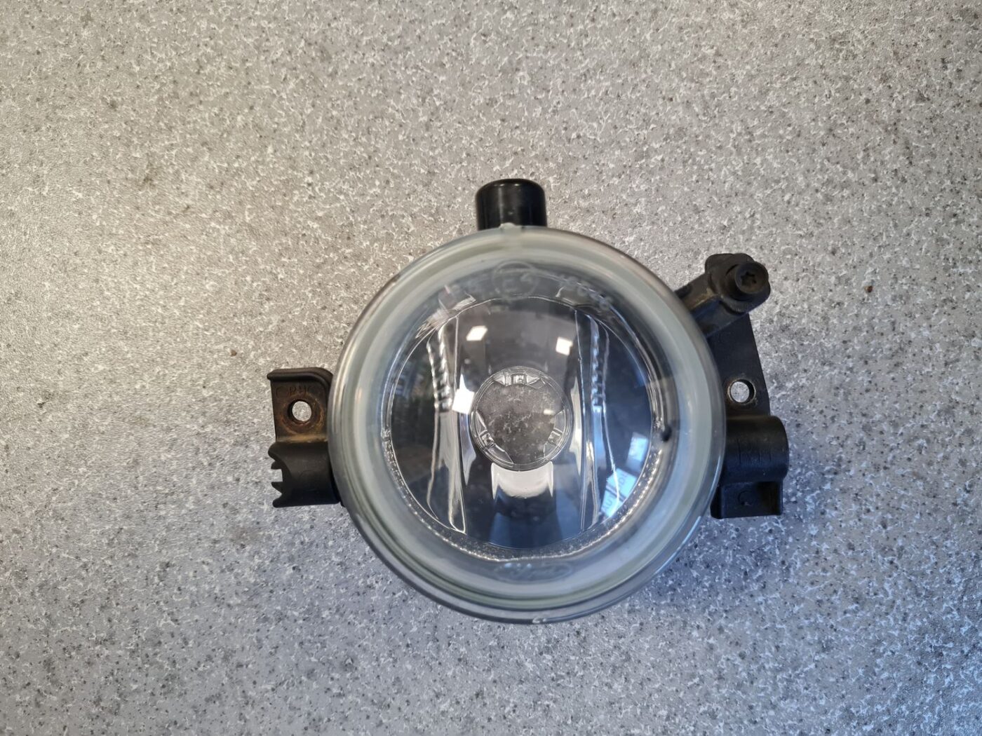 Miglas lukturis priekšā labajā pusē priekš FORD KUGA 2008-2013 2 Miglas lukturis priekšā labajā pusē priekš FORD KUGA 2008-2013