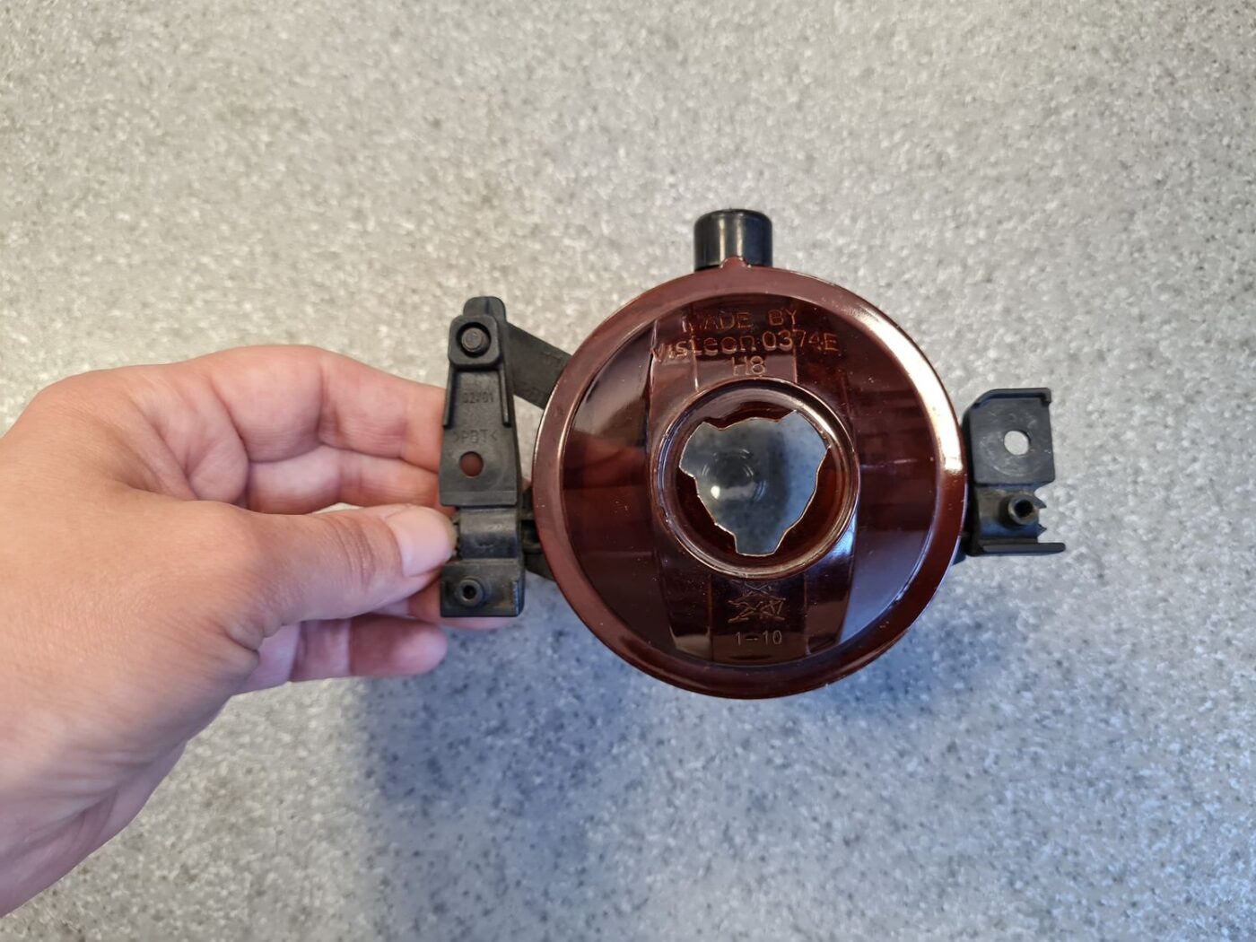 Miglas lukturis priekšā labajā pusē priekš FORD KUGA 2008-2013 4 Miglas lukturis priekšā labajā pusē priekš FORD KUGA 2008-2013