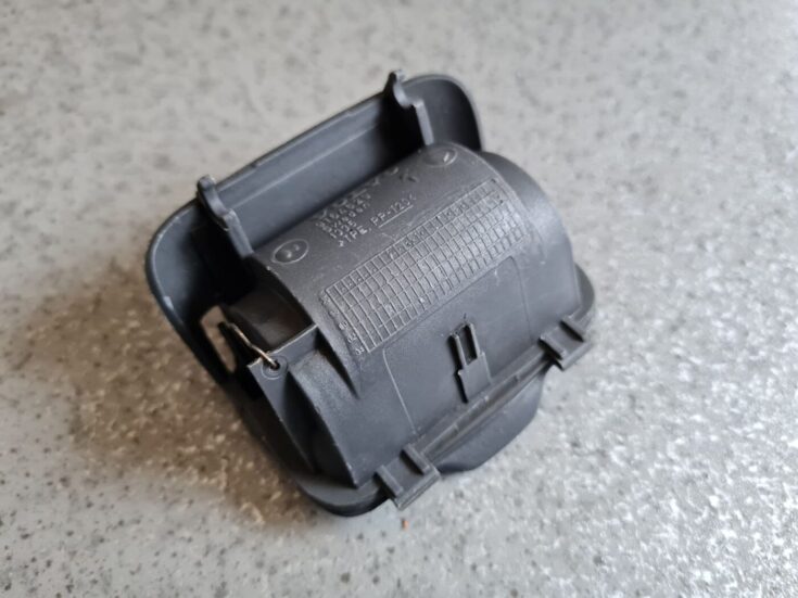 Centrālās konsoles nodalījums priekš VOLVO V70 2000